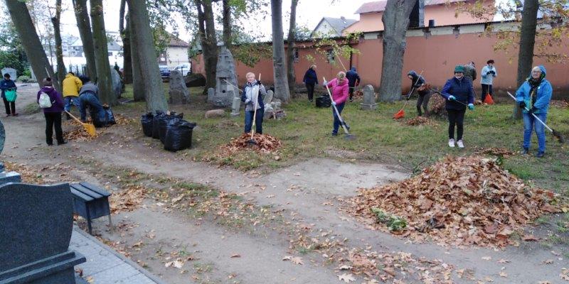 sprzątanie cmentarzea