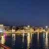 Pireus nocą widziany z promu