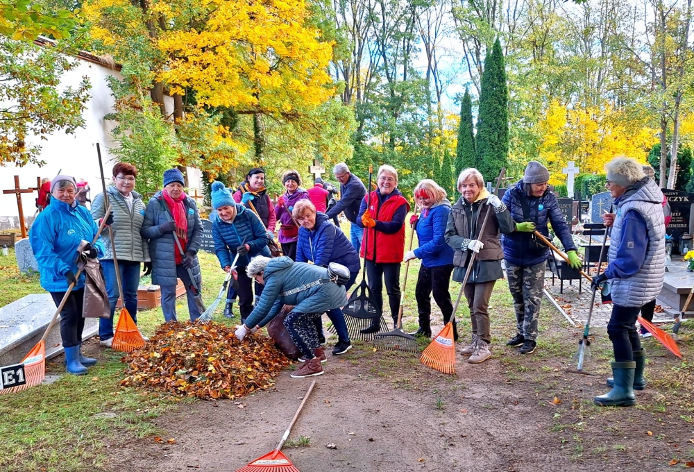 Grabienie liści na cmentarzu.