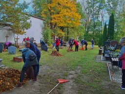 Grabienie liści na cmentarzu w ramach wolontariatu 25.10.2025